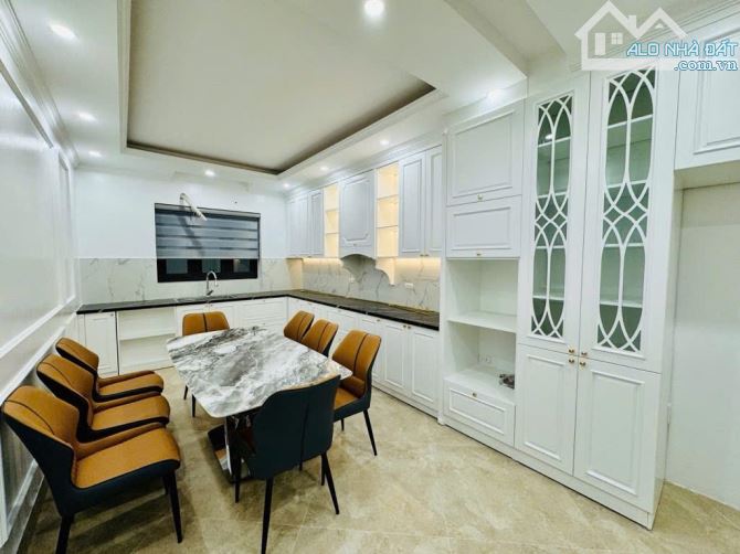 NHÀ VỈA HÈ TO NHƯ ĐỐI DIỆN CC NAM ĐÔ 5 TẦNG – 80M² – THANG MÁY – Ô TÔ TRÁNH 26