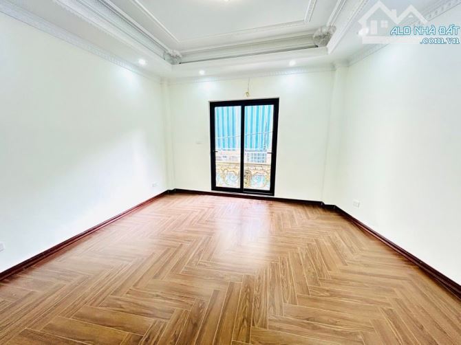 Nhà mới, phường Vĩnh Hưng, 6 tầng thang máy, ô tô đỗ cửa, ngõ thông tứ tung, chỉ 11 tỷ