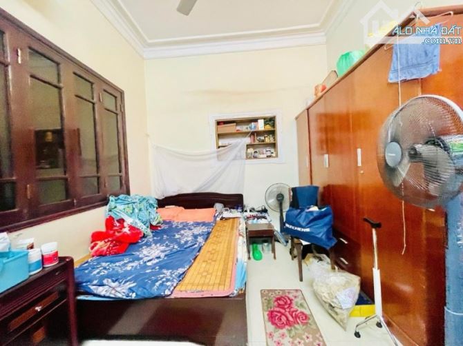 HOÀNG QUỐC VIỆT – 2 THOÁNG – PHÂN LÔ VỈA HÈ – Ô TÔ ĐỖ TRÁNH – KINH DOANH ĐA DẠNG