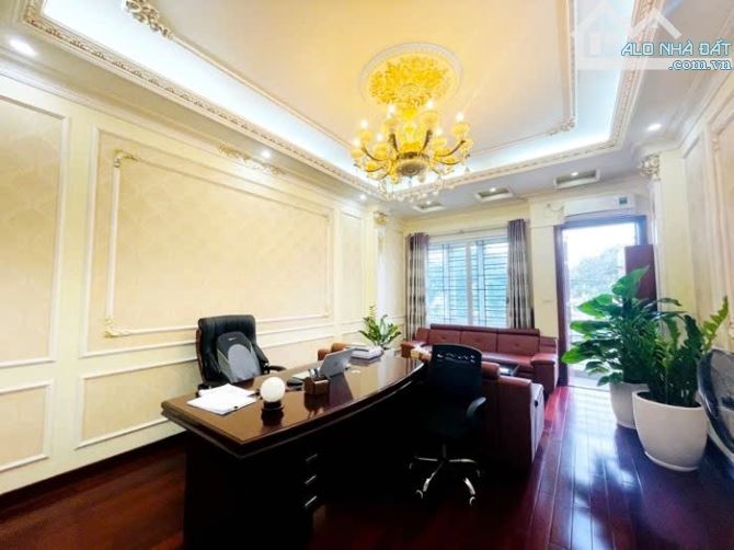 BÁN NHÀ HOÀNG QUỐC VIỆT 70m2 × 4T. 2 Ô TÔ TRÁNH ĐỖ TRƯỚC NHÀ + GARA Ô TÔ - VIEW CỰC THOÁNG