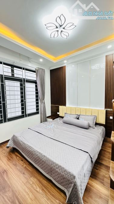 BÁN NHÀ XÂY MỚI 5 TẦNG – PHỐ VÂN ĐỒN – GẦN MẶT PHỐ