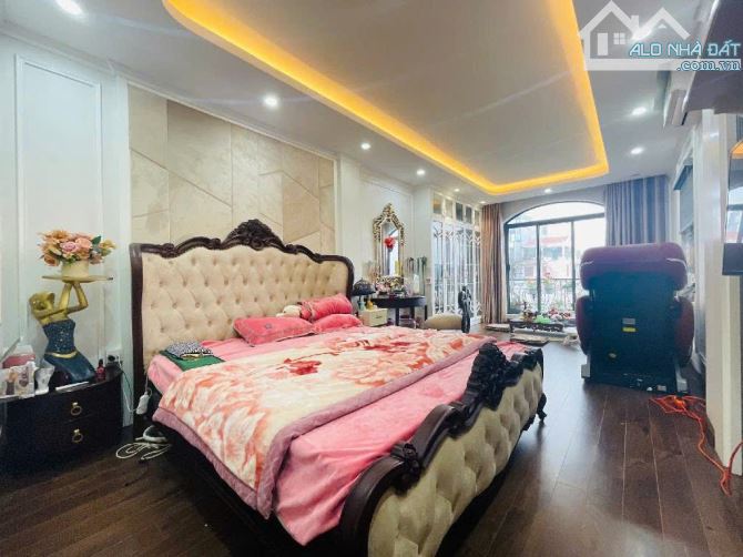 16 tỷ - Nhà phố Thợ Nhuộm, 36m2, 5 tầng, thang máy, MT rộng, 3 thoáng, KV hiếm