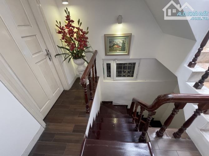 NHÀ ĐẸP 60M² – Ô TÔ ĐỖ CỔNG – PHỐ VIP ĐỐNG ĐA – Ở NGAY