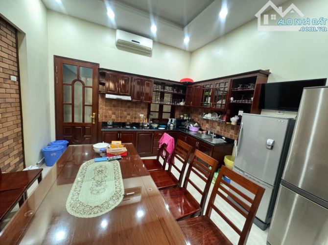 HOÀNG QUỐC VIỆT PHÂN LÔ 36 TỶ 75m 5 TẦNG GARA KINH DOANH NỘI THẤT XỊN