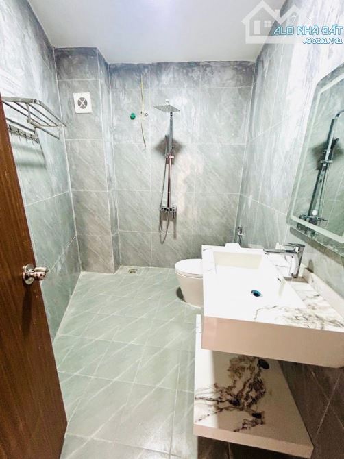 Nhà mới, phường Vĩnh Hưng, 6 tầng thang máy, ô tô đỗ cửa, ngõ thông tứ tung, chỉ 11 tỷ