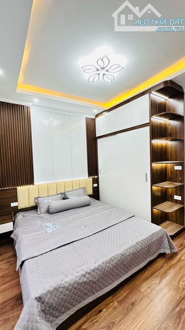 BÁN NHÀ XÂY MỚI 5 TẦNG – PHỐ VÂN ĐỒN – GẦN MẶT PHỐ