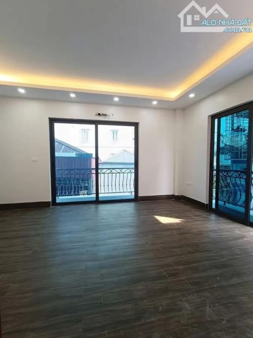 NHÀ ĐẸP PHỐ TRẦN CUNG 7 TẦNG THANG MÁY - Ô TÔ VÀO NHÀ- LÔ GÓC HAI THOÁNG.