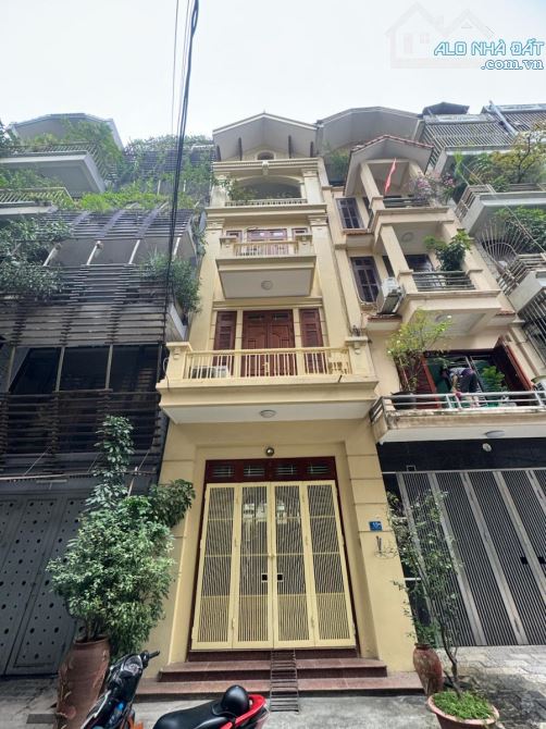 HOÀNG QUỐC VIỆT PHÂN LÔ 36 TỶ 75m 5 TẦNG GARA KINH DOANH NỘI THẤT XỊN