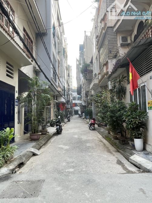 HOÀNG QUỐC VIỆT – 2 THOÁNG – PHÂN LÔ VỈA HÈ – Ô TÔ ĐỖ TRÁNH – KINH DOANH ĐA DẠNG