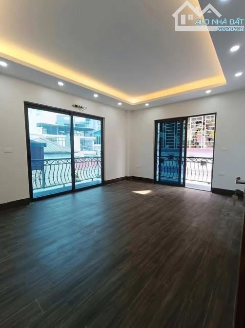 NHÀ ĐẸP PHỐ TRẦN CUNG 7 TẦNG THANG MÁY - Ô TÔ VÀO NHÀ- LÔ GÓC HAI THOÁNG.