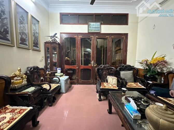 HOÀNG QUỐC VIỆT – 2 THOÁNG – PHÂN LÔ VỈA HÈ – Ô TÔ ĐỖ TRÁNH – KINH DOANH ĐA DẠNG