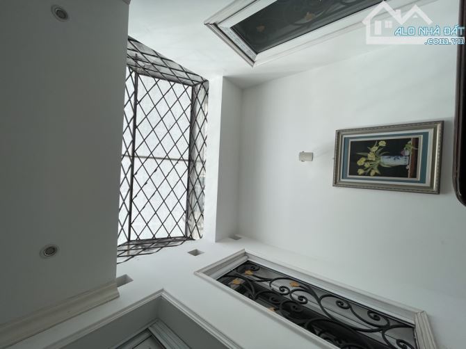 NHÀ ĐẸP 60M² – Ô TÔ ĐỖ CỔNG – PHỐ VIP ĐỐNG ĐA – Ở NGAY