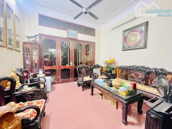 HOÀNG QUỐC VIỆT – 2 THOÁNG – PHÂN LÔ VỈA HÈ – Ô TÔ ĐỖ TRÁNH – KINH DOANH ĐA DẠNG