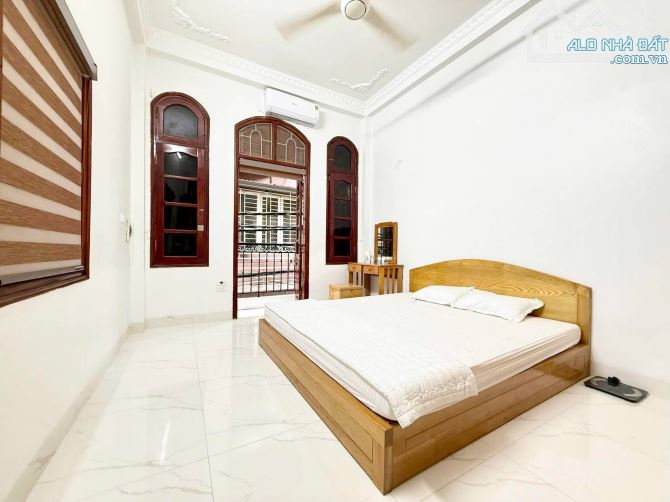 Bán gấp nhà cầu giấy ngõ ô tô VF3 đỗ cửa,lô góc 3 mặt thoáng,kinh doanh nhỏ,nhà mới ở luôn