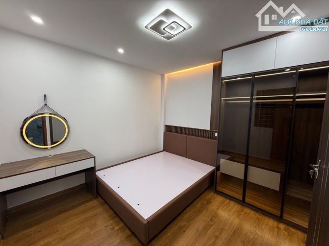 bán nhà xuân la DT 23m x5 tầng 6,950 tỷ 40m ô tô tránh,ngõ thông,full nội thất