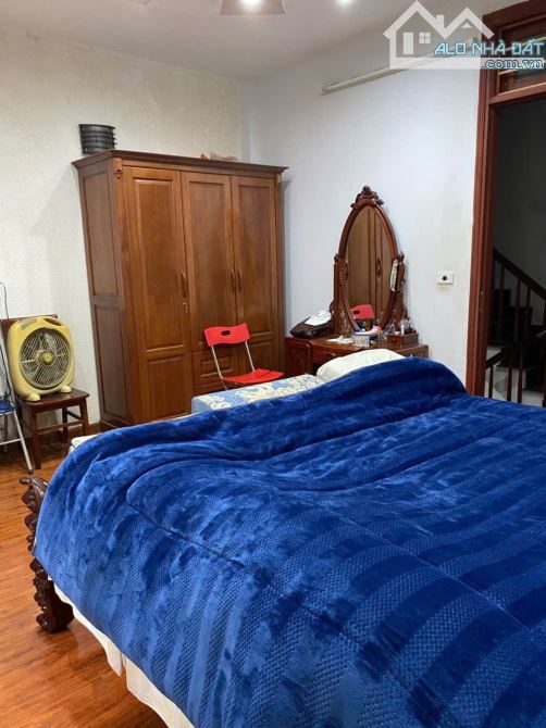 BÁN NHÀ PHỐ NGUYỄN VĂN HUYÊN OTO TRÁNH SÁT MẶT PHỐ DT70m2*MT8m LÔ GÓC 5T DÂN XÂY. 26 TỶ