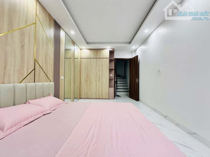 BÁN NHÀ TRUNG TÂM ĐỐNG ĐA - 60m2 - 35m OTO TRÁNH - Ở SƯỚNG - NGÕ RỘNG DÂN TRÍ CAO - 9.7 TỶ