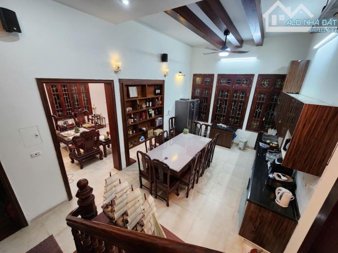 Biệt thự lô góc Hoàng Đạo Thành, 3 thoáng bề thế, oto vòng quanh, sân vườn, sổ đẹp 130m*4T