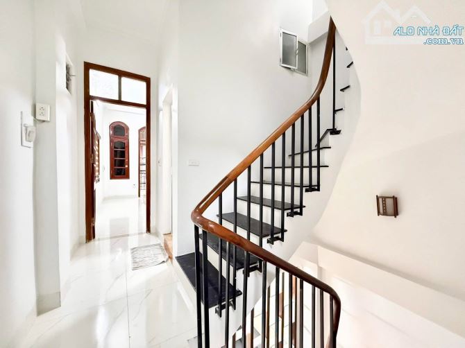 Bán gấp nhà cầu giấy ngõ ô tô VF3 đỗ cửa,lô góc 3 mặt thoáng,kinh doanh nhỏ,nhà mới ở luôn