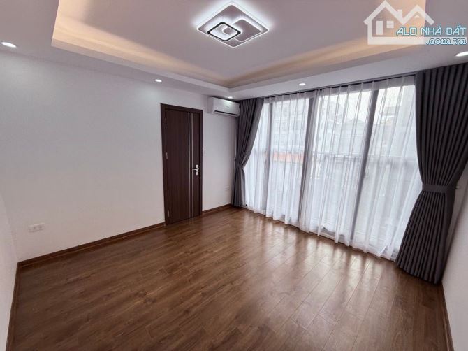 bán nhà xuân la DT 23m x5 tầng 6,950 tỷ 40m ô tô tránh,ngõ thông,full nội thất