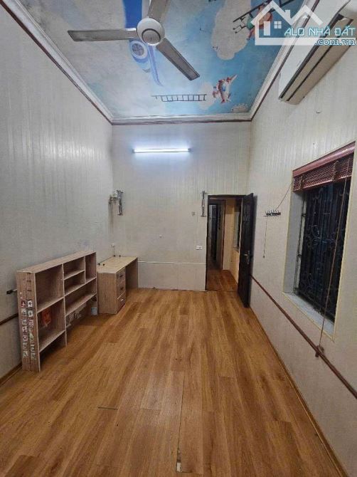 BÁN NHÀ HỒNG HÀ HOÀN KIẾM 50M NHỈNH 9TỶ NHÀ DÂN XÂY GẦN PHỐ NGÕ RỘNG VỊ TRÍ HIẾM FULL TÍCH