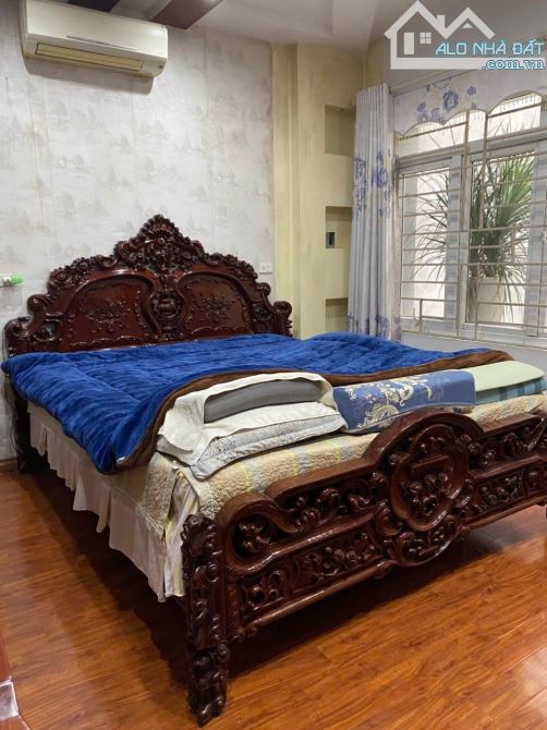 BÁN NHÀ PHỐ NGUYỄN VĂN HUYÊN OTO TRÁNH SÁT MẶT PHỐ DT70m2*MT8m LÔ GÓC 5T DÂN XÂY. 26 TỶ