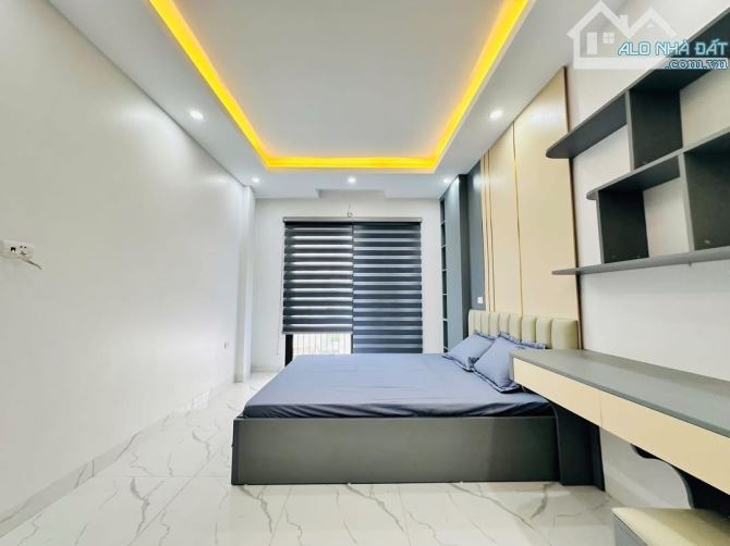 BÁN NHÀ TRUNG TÂM ĐỐNG ĐA - 60m2 - 35m OTO TRÁNH - Ở SƯỚNG - NGÕ RỘNG DÂN TRÍ CAO - 9.7 TỶ