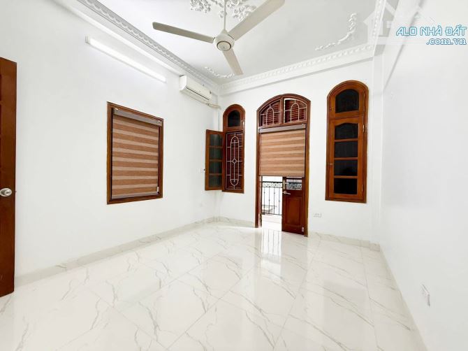 Bán gấp nhà cầu giấy ngõ ô tô VF3 đỗ cửa,lô góc 3 mặt thoáng,kinh doanh nhỏ,nhà mới ở luôn