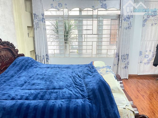 BÁN NHÀ PHỐ NGUYỄN VĂN HUYÊN OTO TRÁNH SÁT MẶT PHỐ DT70m2*MT8m LÔ GÓC 5T DÂN XÂY. 26 TỶ