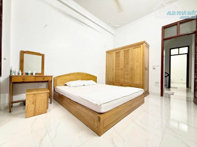 Bán gấp nhà cầu giấy ngõ ô tô VF3 đỗ cửa,lô góc 3 mặt thoáng,kinh doanh nhỏ,nhà mới ở luôn