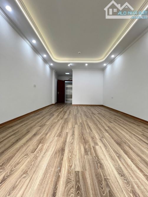 TRẦN QUỐC HOÀN – 40M2 – 7 TẦNG – GARA, Ô TÔ VÀO NHÀ – THANG MÁY – PHÂN LÔ – 21.7 TỶ