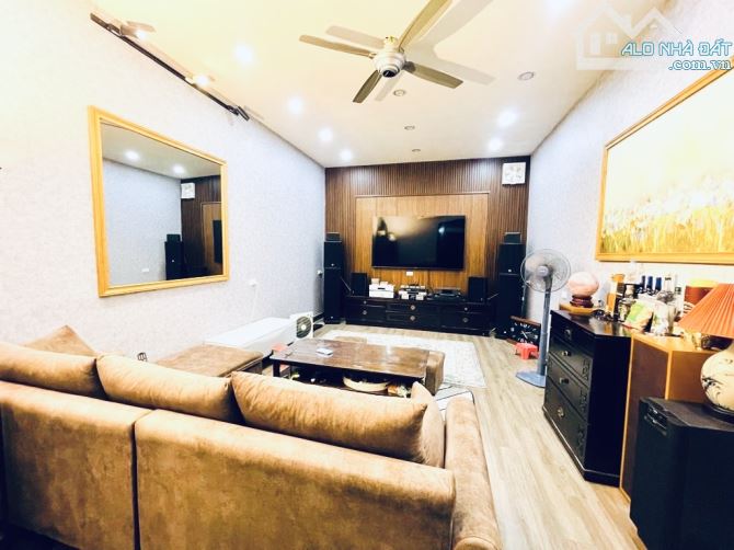 Trung tâm Tây Hồ, chốn an yên trong phố. Đường rộng thoáng, giao thông kết nối trung tâm.