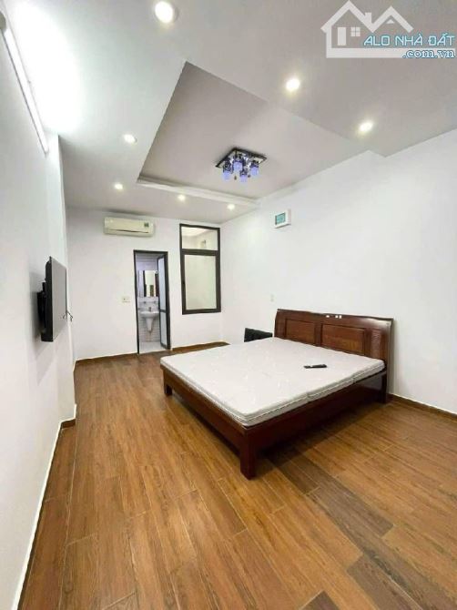 Bán nhà Thái Thịnh, siêu hiếm, 15m ra mặt phố, 50m2, dân xây còn đẹp, chào 11 tỷ 9