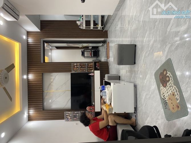 Phố Đặng Tiến Đông 46m × 5 tầng Giá 8 tỷ 650