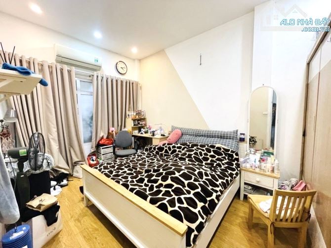 Trung tâm Tây Hồ, chốn an yên trong phố. Đường rộng thoáng, giao thông kết nối trung tâm.