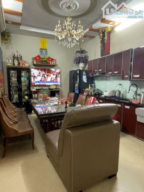 CHÍNH CHỦ BÁN GẤP NHÀ HÀO NAM GẦN PHỐ LÔ GÓC - NỘI THẤT XỊN SÒ - NGÕ NÔNG - 5 M Ô TÔ TRÁNH