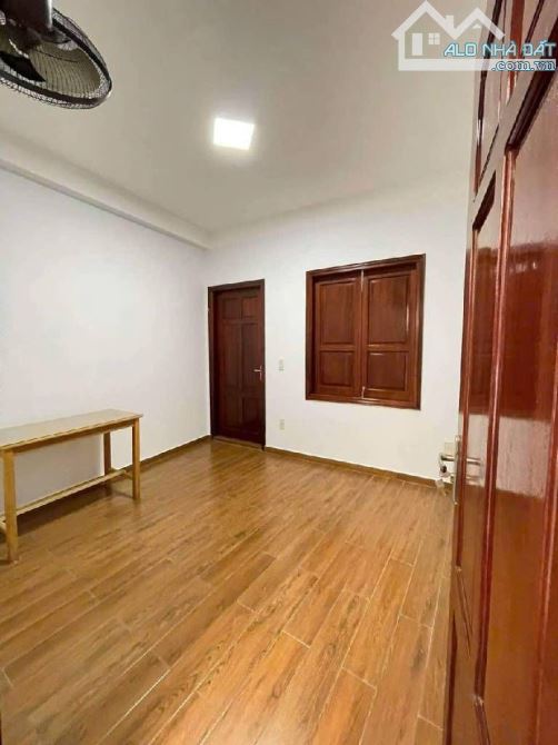 Bán nhà Thái Thịnh, siêu hiếm, 15m ra mặt phố, 50m2, dân xây còn đẹp, chào 11 tỷ 9