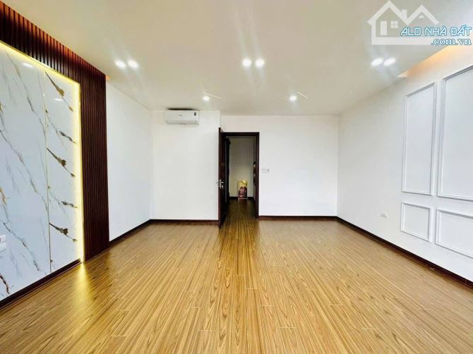 Bán gấp nhà Khuất Duy Tiến Thanh Xuân Ngõ ô tô tránh kinh doanh, 2 mặt thoáng, gần phố,