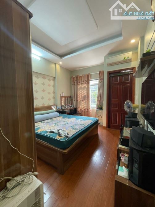 CHÍNH CHỦ BÁN GẤP NHÀ HÀO NAM GẦN PHỐ LÔ GÓC - NỘI THẤT XỊN SÒ - NGÕ NÔNG - 5 M Ô TÔ TRÁNH