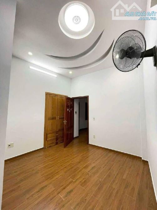 Bán nhà Thái Thịnh, siêu hiếm, 15m ra mặt phố, 50m2, dân xây còn đẹp, chào 11 tỷ 9