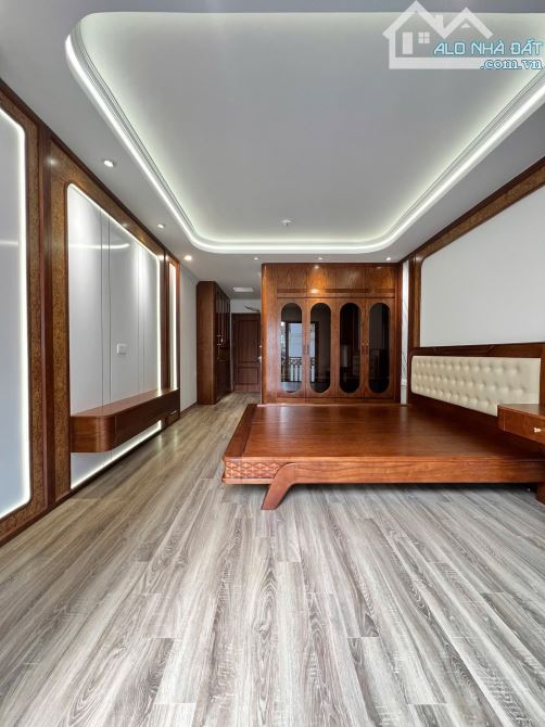 TRẦN QUỐC HOÀN – 40M2 – 7 TẦNG – GARA, Ô TÔ VÀO NHÀ – THANG MÁY – PHÂN LÔ – 21.7 TỶ