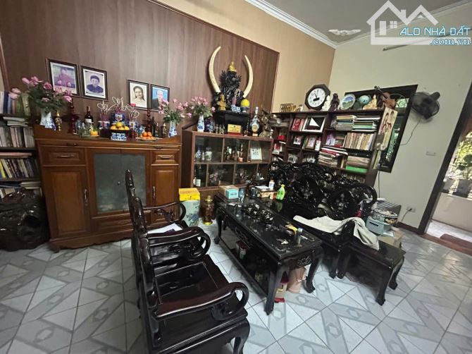 Tập thể tầng 2 mặt phố Võ Thị Sáu 120m ô tô ngay sân, 3 ngủ