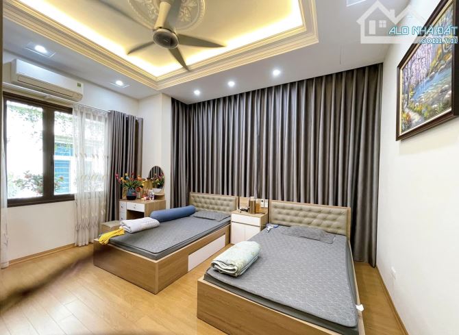 Bán nhà phố Trần Quốc Hoàn, 80m², 5 tầng, lô góc 2 thoáng, ô tô vào nhà, 29 tỷ