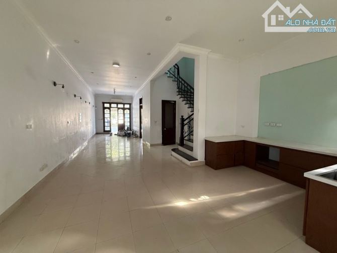 - Bán nhà Khu Đô Thị Cipucha Tây Hồ 126m2 mặt tiền 6m, khu Vip giới thượng lưu. Giá 4x tỷ