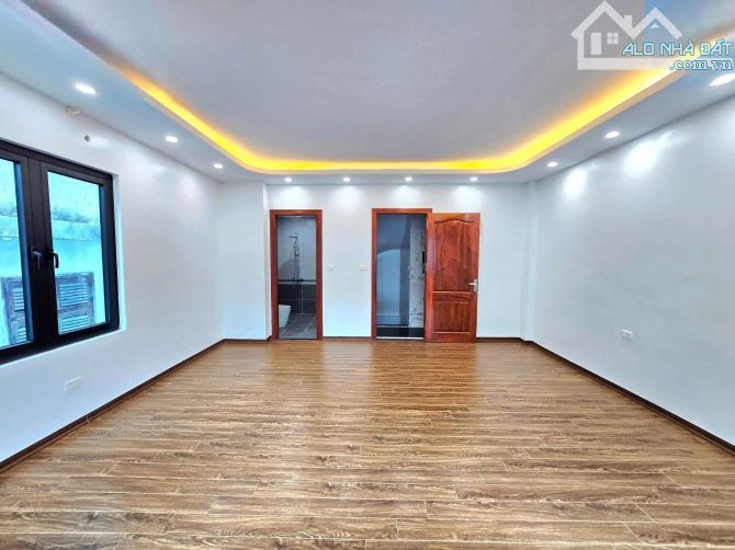 Nhà Hoàng Quốc Việt Ngõ ô tô tránh kinh doanh, nhà mới thang máy,lô góc 3 thoáng, gần phố