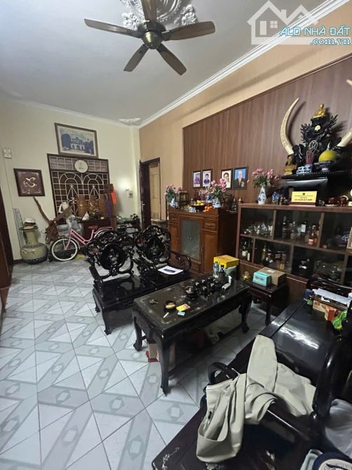 Tập thể tầng 2 mặt phố Võ Thị Sáu 120m ô tô ngay sân, 3 ngủ - 1