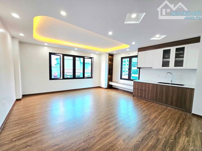 Nhà Hoàng Quốc Việt Ngõ ô tô tránh kinh doanh, nhà mới thang máy,lô góc 3 thoáng, gần phố