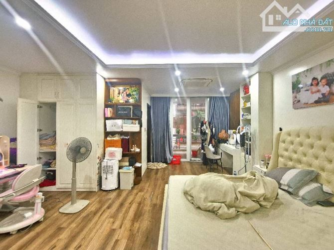 Bán nhà Trịnh Đình Cửu 105m², ô chờ thang máy, gần phố, giá 20,2 tỷ