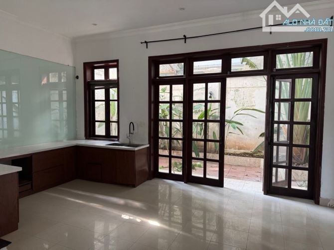 - Bán nhà Khu Đô Thị Cipucha Tây Hồ 126m2 mặt tiền 6m, khu Vip giới thượng lưu. Giá 4x tỷ