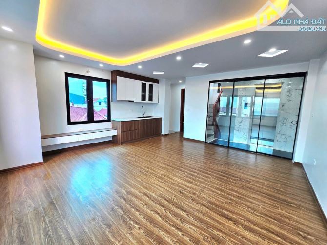 Nhà Hoàng Quốc Việt Ngõ ô tô tránh kinh doanh, nhà mới thang máy,lô góc 3 thoáng, gần phố